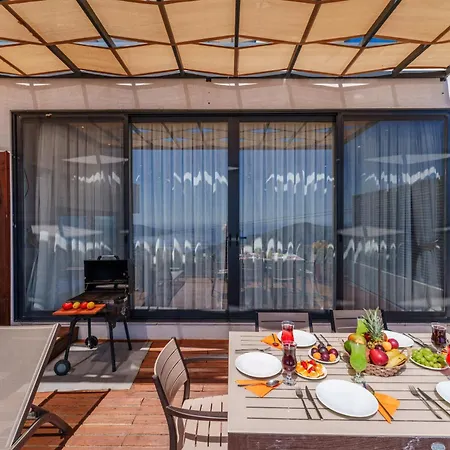 Villa Lamazi 4 *
